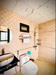 łazienka z toaletą i umywalką w obiekcie Khu Nghỉ Dưỡng View Triệu Mây w mieście Lam Ha