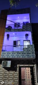 um edifício com luzes azuis na lateral em Shree Nath Home Stay em Ujaim