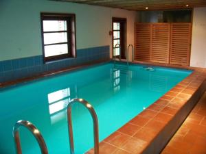 Der Swimmingpool an oder in der Nähe von Gästehaus Bichl
