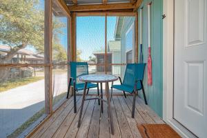 a table and chairs on the porch of a house at Seaside Retreat in Rockport