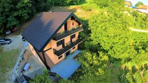einen Blick über ein Haus mit Solardach in der Unterkunft Apartman Potocki in Krapina