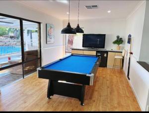 una mesa de billar en medio de una sala de estar en Edgewater Whole Holiday Resort, en Perth