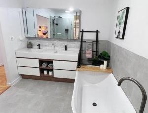 Un baño con lavabo y un espejo grande. en Edgewater Whole Holiday Resort, en Perth 25 fotos más