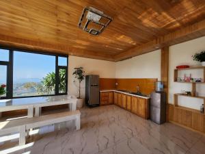 Köök või kööginurk majutusasutuses Khu Nghỉ Dưỡng View Triệu Mây