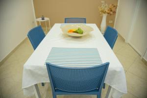 einen Esstisch mit einer Obstschale darauf in der Unterkunft Kalsa Casa dei Mori in Palermo + 7 Fotos