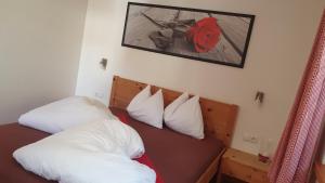 1 dormitorio con 2 camas y una mochila roja en la pared en Tratterhof Apt Eidechsspitze, en Vandoies