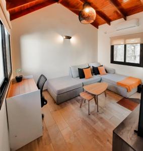 una sala de estar con un sofá y una mesa en Estilo urbano. Moderno y confortable, en Neuquén