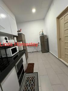 Η κουζίνα ή μικρή κουζίνα στο Linda Homestay Gong Badak UMT UnisZa Terengganu