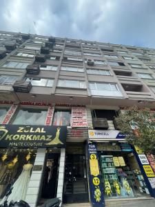 un edificio alto con una tienda delante en Osman gazi en Samandra