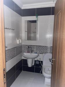 La salle de bains est pourvue d'un lavabo et de toilettes. dans l'établissement Osman gazi, à Samandra