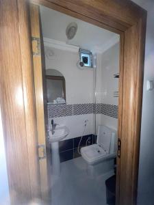 La salle de bains est pourvue de toilettes et d'un lavabo. dans l'établissement Osman gazi, à Samandra