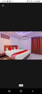 een foto van een slaapkamer met 2 bedden bij Hotel SS PALACE in Lucknow