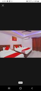 twee bedden in een hotelkamer met bij Hotel SS PALACE in Lucknow