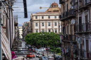 eine Stadtstraße mit einem Gebäude mit einer Kuppel in der Unterkunft Kalsa Casa dei Mori in Palermo