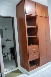 un armadio in legno in una stanza con specchio di Guajira Sunset Hostal a Ríohacha