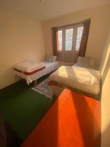 Postel nebo postele na pokoji v ubytování Himalayan Lodge
