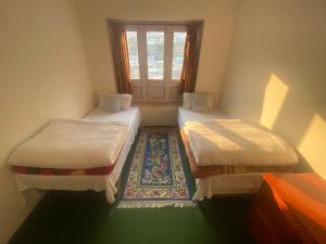 מיטה או מיטות בחדר ב-Himalayan Lodge