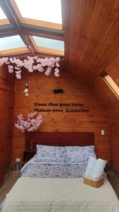 a bedroom with a bed with a sign on the wall at Glamping VILLA - Nueva en Paipa in Paipa