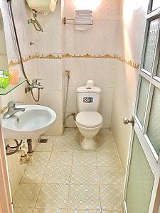 a bathroom with a toilet and a sink at Khách sạn Thanh Sơn Nội Bài in Hanoi