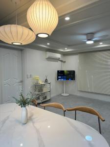 sala konferencyjna ze stołem i krzesłami oraz telewizorem w obiekcie Namsan Mansion w Seulu
