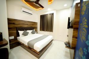 um quarto com uma cama num quarto em Hotel Golden Tower At Delhi Airport em Nova Deli