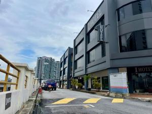 una calle vacía en una ciudad con un edificio en 1 Hotel Kuchai Lama, en Kuala Lumpur