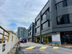 Una calle vacía en una ciudad con un edificio en 1 Hotel Kuchai Lama, en Kuala Lumpur