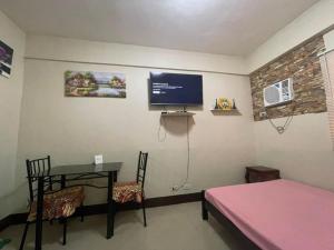 Camera con letto, scrivania e TV. di Jen's place ad Antipolo