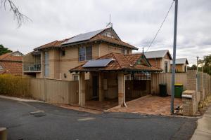 ein Haus mit einem Dach mit Sonnenkollektoren darauf in der Unterkunft Urban Oasis Hideaway in Perth