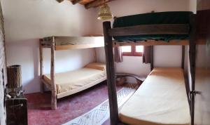 1 dormitorio con 2 literas en una habitación en willkasunco Casa Hospedaje in 