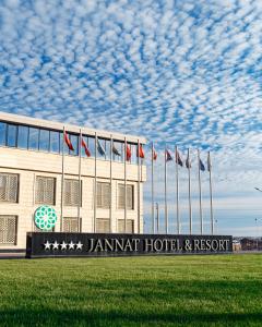 奧許的住宿－Jannat Resort Osh，前面有一大堆旗帜的建筑