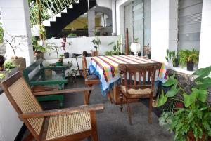 stół i krzesła na patio z roślinami w obiekcie Kandy Blossom Residence w mieście Kandy