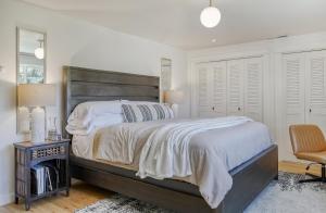 a bedroom with a large bed and a chair at Zen Haus Serene Retreat, prime location with views in Eugene