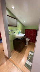 bagno con lavandino e servizi igienici di SteMar B&B Casa Completa a Luras