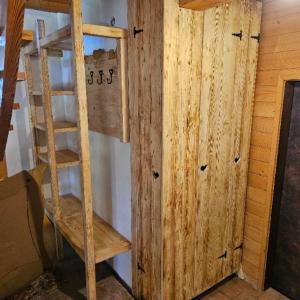 ein Etagenbett aus Holz mit einer Leiter in einem Zimmer in der Unterkunft Alice Chalet Bled in Bled