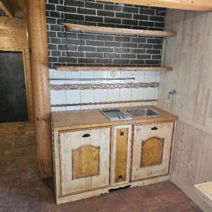 Kuhinja oz. manjša kuhinja v nastanitvi Alice Chalet Bled