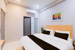 Voodi või voodid majutusasutuse OYO Flagship Hotel Renaya inn toas