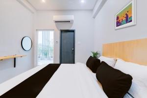 Voodi või voodid majutusasutuse OYO Flagship Hotel Renaya inn toas
