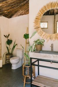 愛妮島的住宿－Parada Beach Camp，一间带水槽、卫生间和镜子的浴室