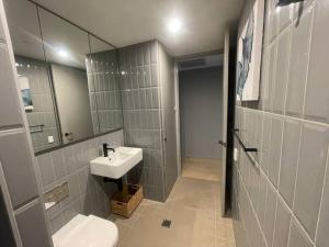 Koupelna v ubytování Foreshore apt -sleeps 4 -free parking -WI-FI + 9 fotografií