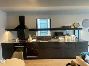 Kuchyň nebo kuchyňský kout v ubytování Foreshore apt -sleeps 4 -free parking -WI-FI