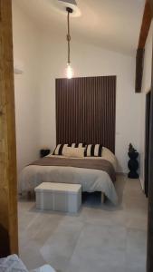 1 dormitorio con 1 cama grande y 1 mesa en Appartement d'une chambre avec jacuzzi terrasse et wifi a Duppigheim en Duppigheim