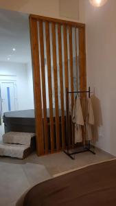 1 dormitorio con 1 cama y puerta de madera en Appartement d'une chambre avec jacuzzi terrasse et wifi a Duppigheim, en Duppigheim