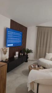 um quarto com uma televisão numa parede com uma cama em Appartement d'une chambre avec jacuzzi terrasse et wifi a Duppigheim em Duppigheim