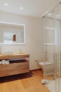 uma casa de banho com um chuveiro, um lavatório e um WC. em Olcina apartments em El Castell de Guadalest