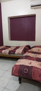 dos camas sentadas una al lado de la otra en una habitación en Le Bon Coin, en Aïn El Turk
