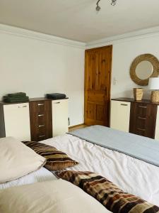 - une chambre avec 2 lits et une porte en bois dans l'établissement Klebi’s Apartmanház 20, à Balatonföldvár
