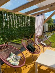 Zahrada ubytování Bieszczadzkie BOHO stodoły z jacuzzi i sauna na wyłączność