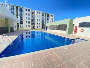 a swimming pool in front of a building at Apartamento santa marta LE’More in Santa Marta