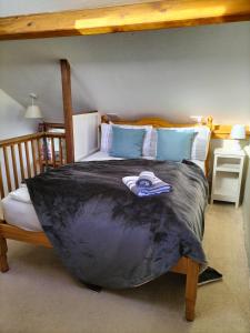 a bedroom with a large bed with a wooden bed frame at The Cosy Pad Glan Y Morfa Bach in Tywyn